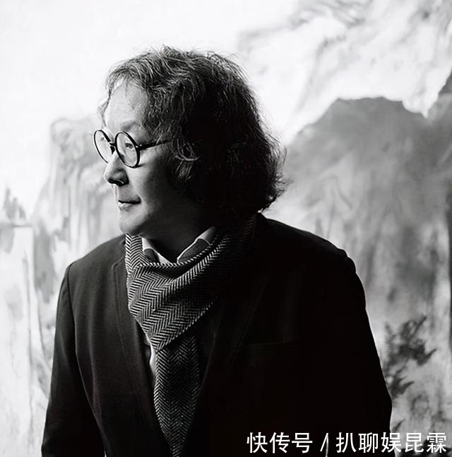 央美老师创作“英文书法”,作品卖价千万遭斥责,网友:毫无价值