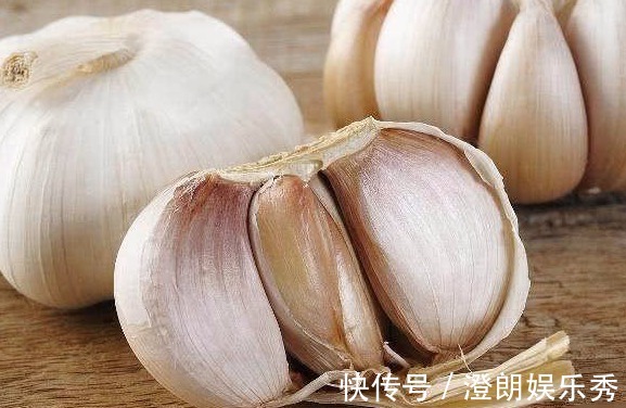 丙烯酰胺|炒菜时先放大蒜,会产生致癌物吗?其实以下两种食物是致癌户