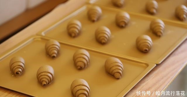 即有着浓浓的咖啡味,又有着黑麦香,日式咖啡黑麦盐面包值得一试