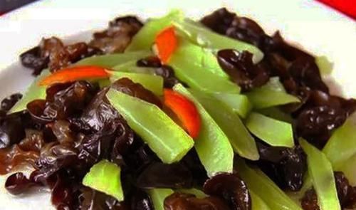  平稳|被确诊血糖偏高，以下3种食物需少吃，多吃1碗菜，有助于平稳血糖