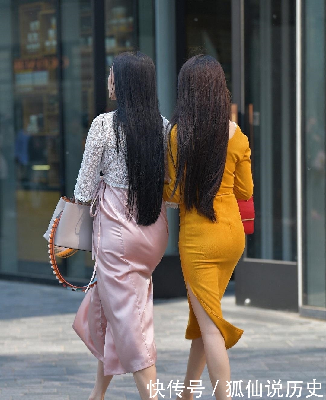 姐妹花|时尚姐妹花,每个动作都是同步的