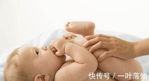 扭伤|3个月宝宝脊柱被扭伤,换纸尿裤的错误动作,究竟弄伤了多少孩子