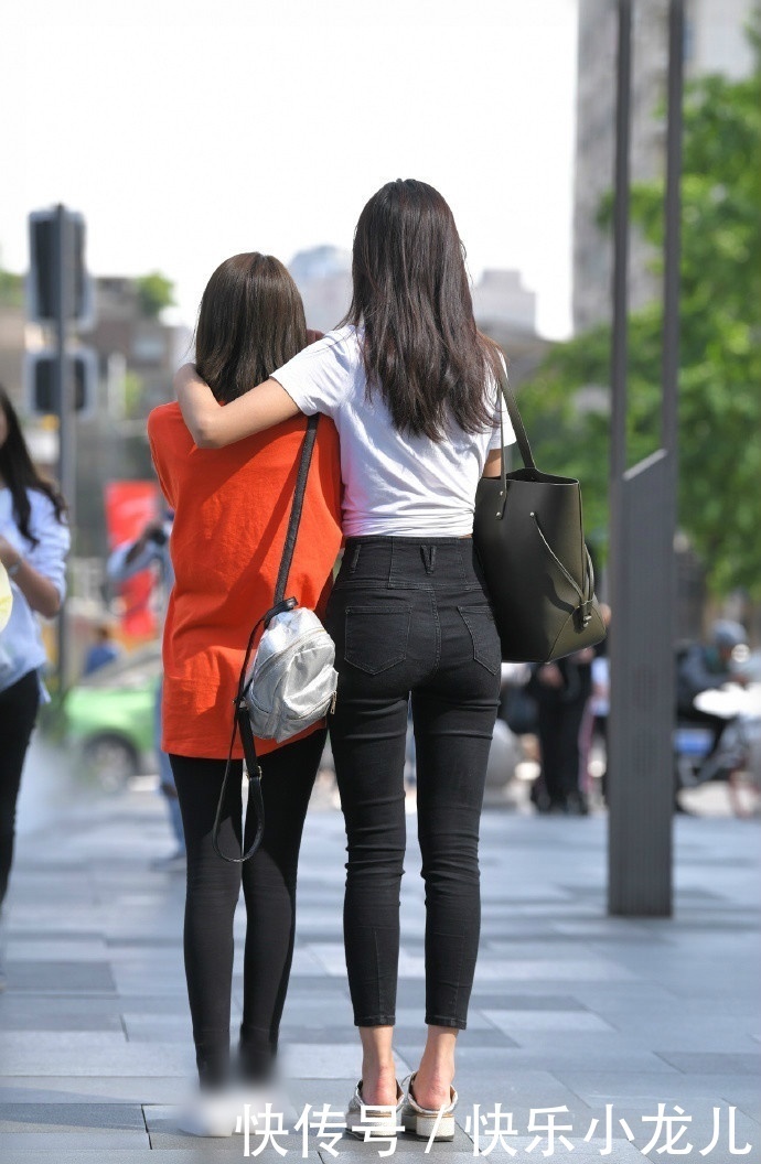 修身牛仔裤让你展现身材优势,轻松搭配出个性美