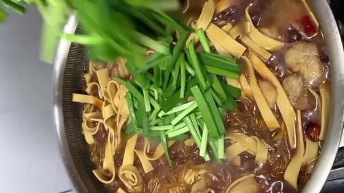  入味|韭菜猪肉粉条炖干豆腐，咸香微辣劲道入味，做法既简单又下饭