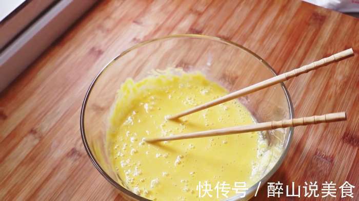 2勺糯米粉，4个鸡蛋，教你一个新吃法，比蛋糕店蛋糕好吃