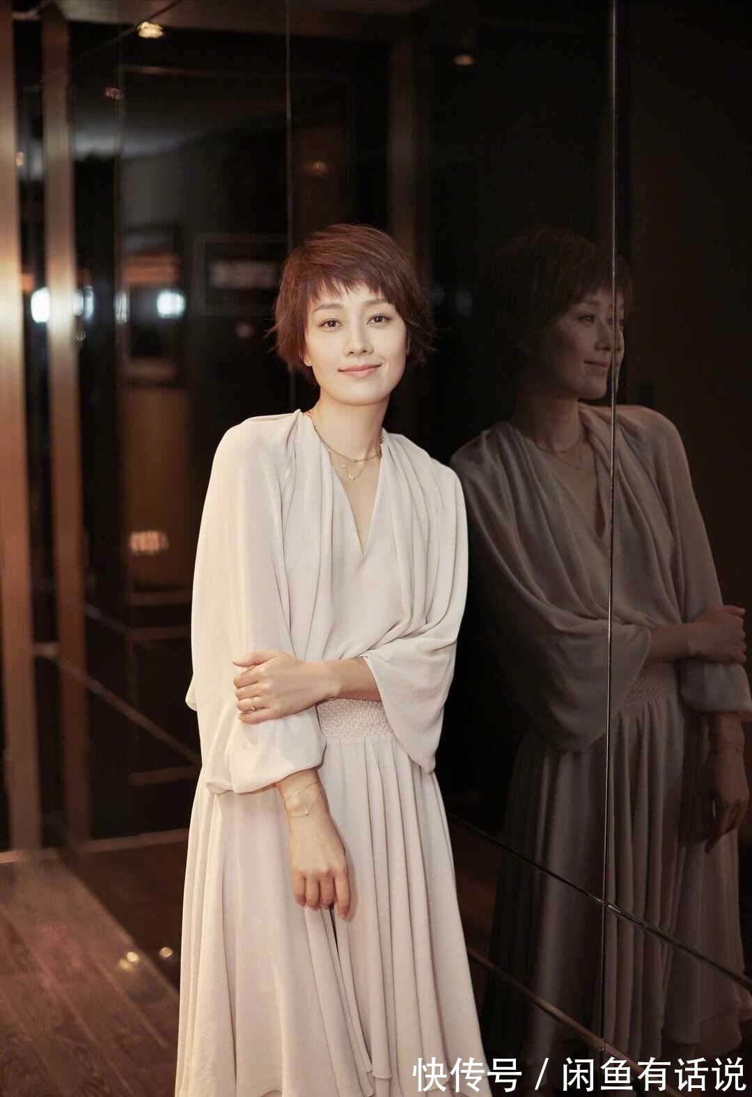 皮裙|马伊琍瘦了就任性,这么紧身的皮裙也敢穿,“挤”太满看着不太美