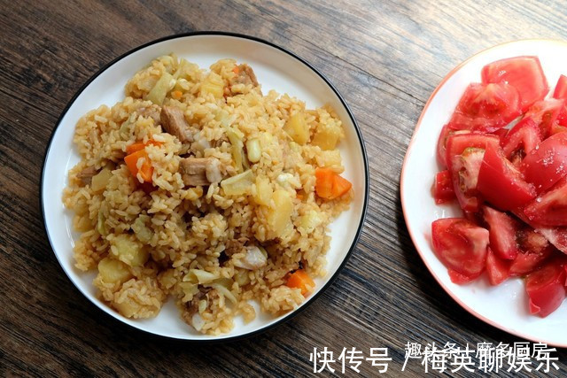 电饭锅只蒸白米饭太浪费,4种食材和大米同煮,有肉有菜香喷喷