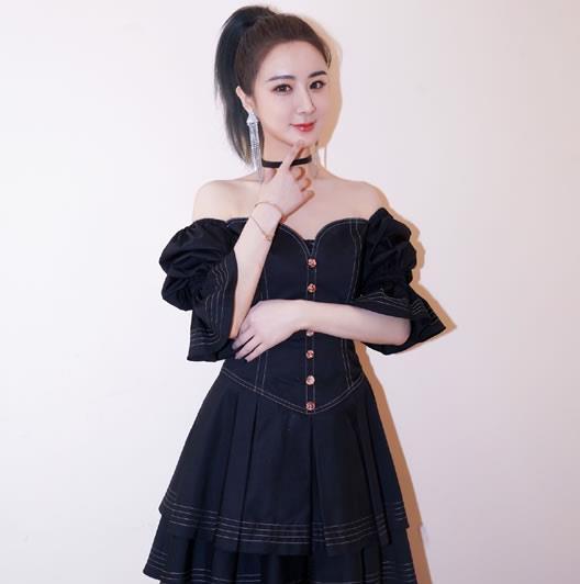 少女心|薇娅带娃逛游乐场,穿粉衣扎麻花辫真俏皮,“女王”也有少女心