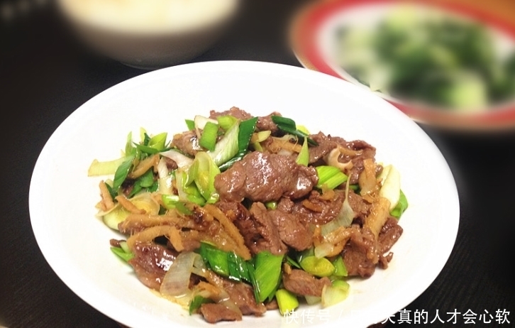 正确的葱爆羊肉做法,记住1招,羊肉嫩滑还不膻