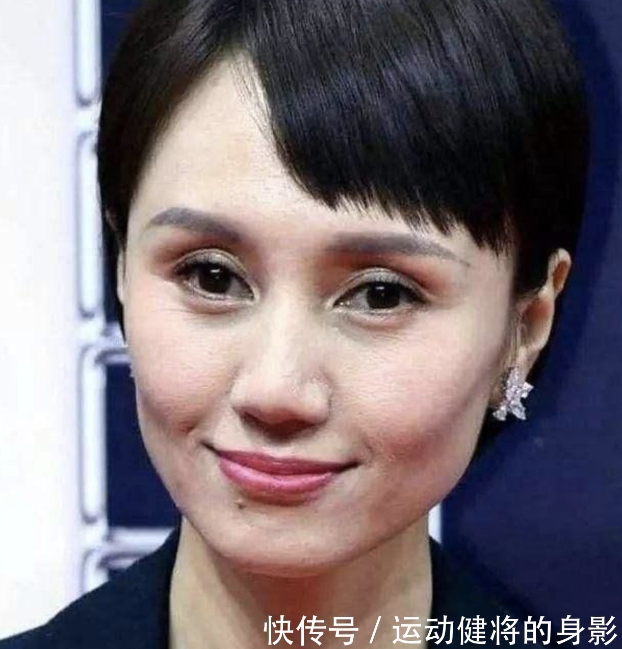 妆感|吉娜真是放开了!大方卸掉假睫毛,看到素颜真容,难怪妆感那么重