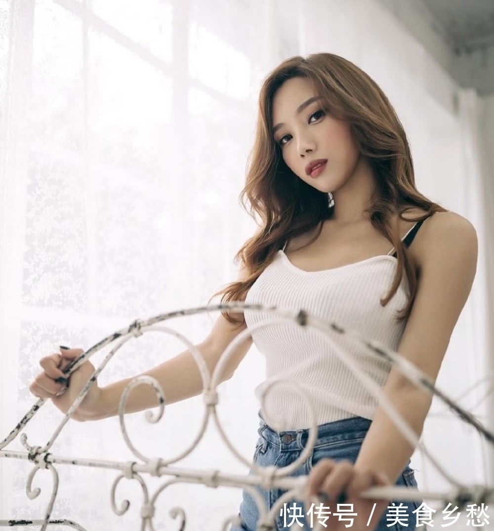  美女|街拍：长腿清凉妩媚的美女，打扮上优雅简约大气显身材！