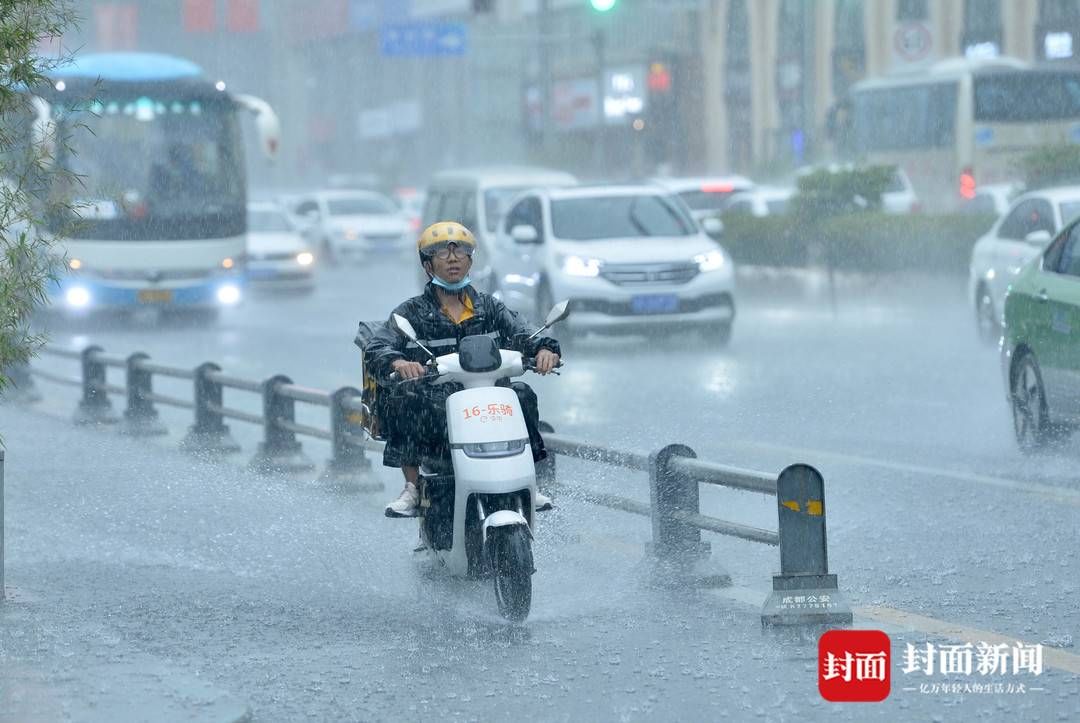 大雨倾盆|大雨倾盆 他们奔驰在路上