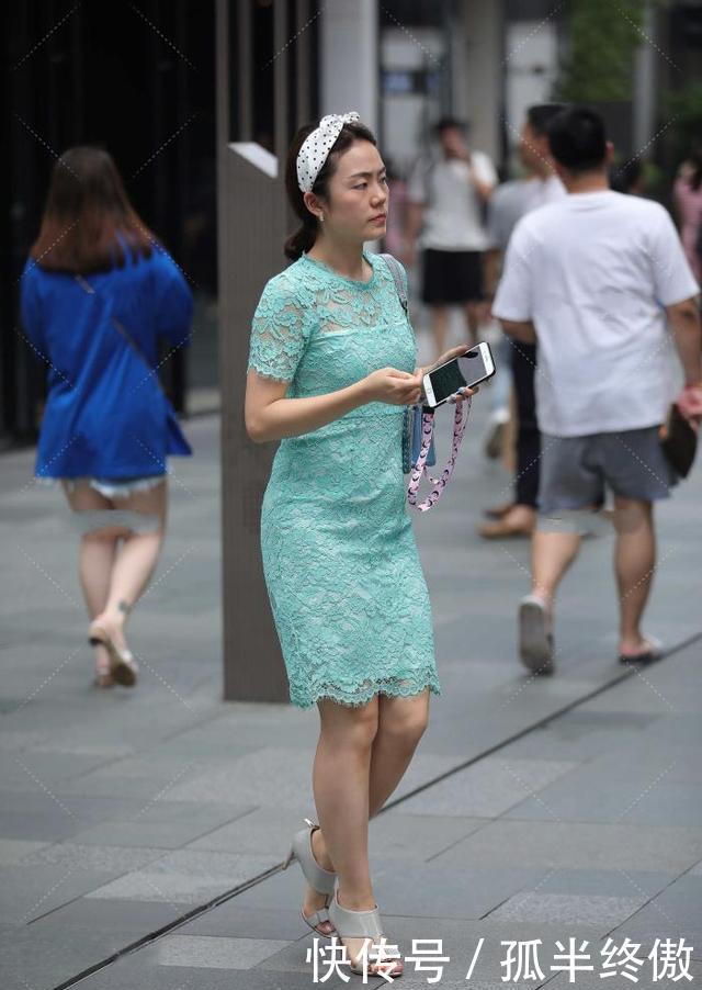 薄荷绿连衣裙,宛如湖畔中的小荷,靓丽动人