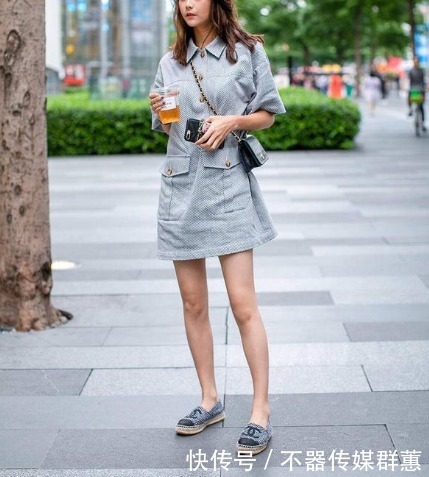 大喇叭牛仔裤,搭配一字肩上衣,修身显瘦,增添几分慵懒风情