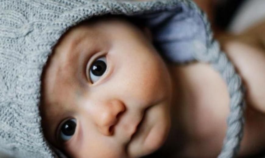 入睡|宝宝频繁夜醒?培养宝宝一个能力很关键,父母学会了孩子睡整夜