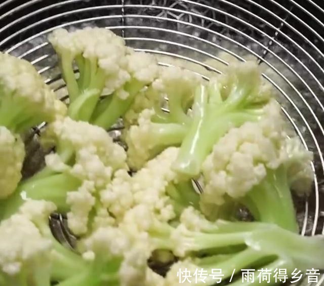 干锅花菜这么做,色泽鲜亮嫩黄,肉汁与花菜相互渗透,香辣又爽口!