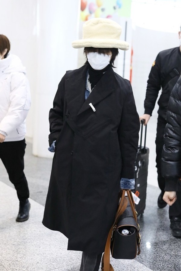 周笔畅真挺皮的, 戴着花帽子出门, 感觉很有儿童感, 真挺嫩的