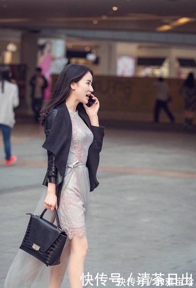 丽人|街拍:美女白色衬衫搭配黑色阔腿裤,打造出时尚的丽人气质!