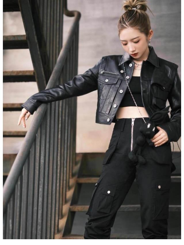 黑色系|真服了孟美岐，藍色膠布綁腳上當(dāng)鞋子穿，這誰模仿得來