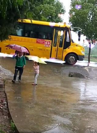 大宝|下雨天，妹妹在路边撑着伞接哥哥放学，接下来妹妹举动暖炸了
