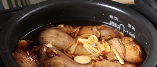 最近超火的懒人鸡腿,电饭煲里一扔,出锅太香了,8个瞬间就扫光