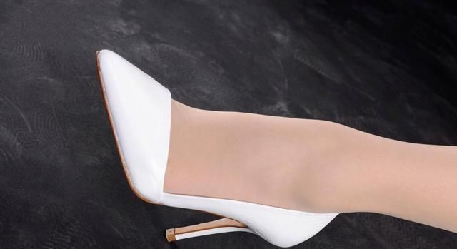 细跟高跟鞋陪伴女生走过了青春和成熟，充满活力和自信