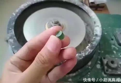 用酒瓶做的祖母绿钻石!你别说,如果不是这个酒瓶,还真的很像宝石!