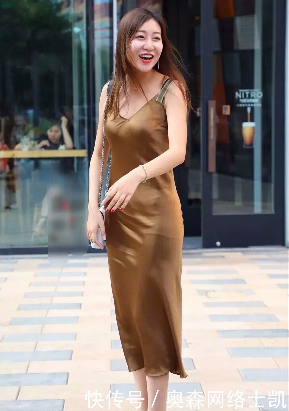 妩媚动人|街拍:妩媚动人的紧身连衣裙, 挡不住的御姐范