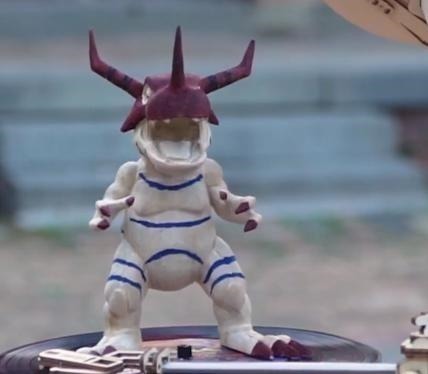 爷爷|72岁爷爷自制“暴龙兽”手办,看手就知道,这位大佬不一般