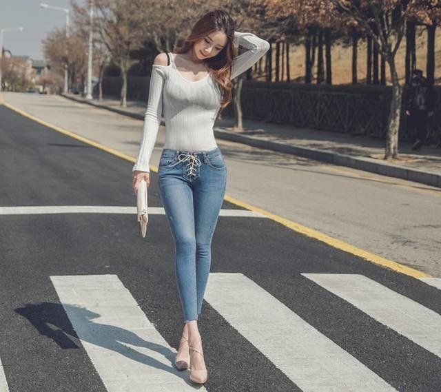 充满|气质美女玩街拍,穿T恤搭一条时尚的紧身牛仔裤,充满青春时尚感