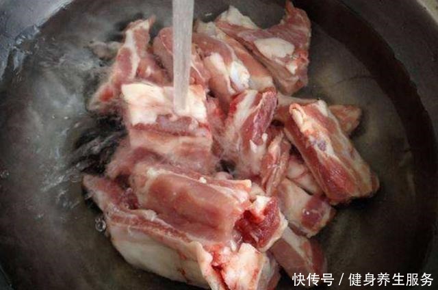 为啥排骨焯水后变得又腥又柴看到大厨操作才知道,问题出在水上