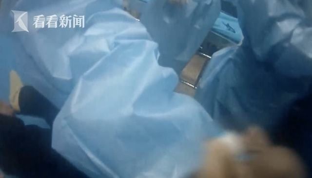 医院|快，看一下！10月大女婴昏迷口吐白沫 民警抱着孩子冲进医院
