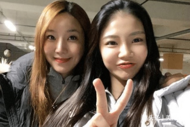 女儿|40岁阿姨和女儿合照,被误认是姐妹,这就是健身的魅力