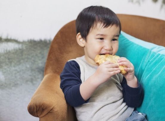 中粮|7岁男孩不喝可乐,身体发育远逊同龄人,儿科医生:4种食物惹的祸