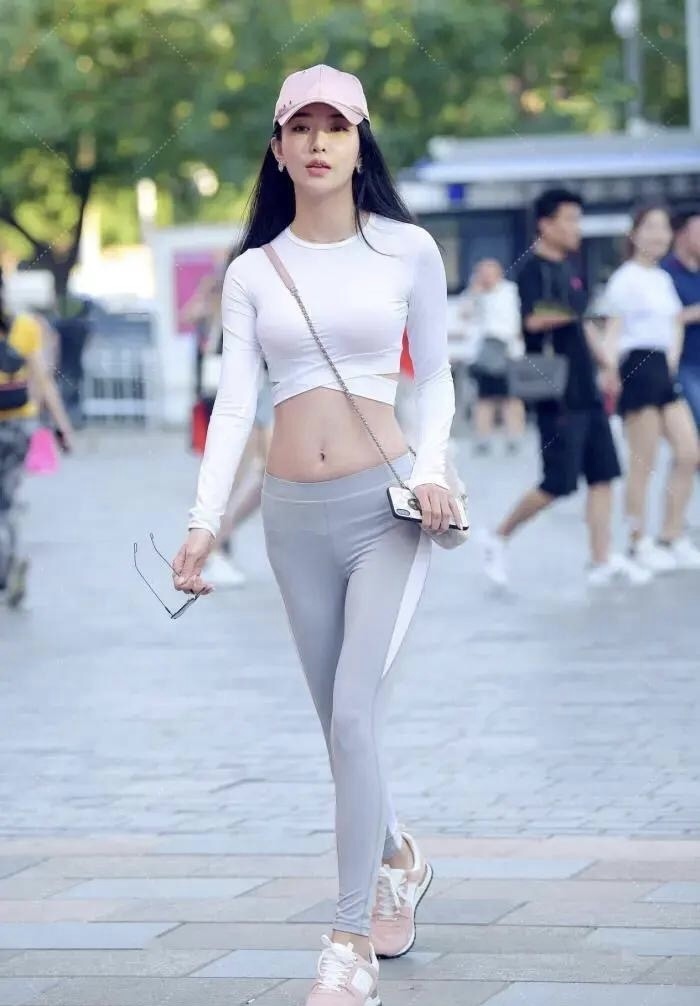 步金莲 纤腰盈一握,婉约步金莲,纯白T恤配修身运动裤的可爱甜美穿搭