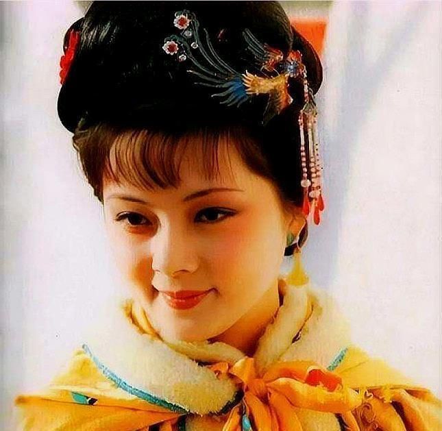 红楼梦宝玉为何初见黛玉就砸玉,初见宝钗的金锁却喜笑颜开隐情难以启齿