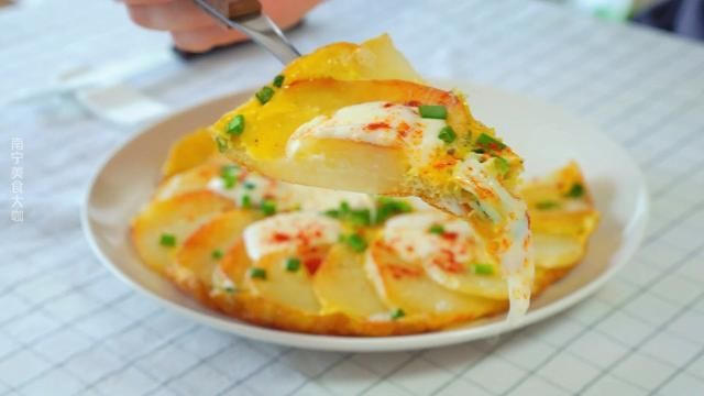 鸡蛋|土豆里打1个鸡蛋，居然这么好吃，我家一周吃5次都不腻，太香了