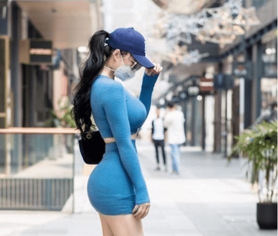 穿搭 美女花2000元买双长筒皮靴，炎炎夏日穿上街头，脚不臭吗