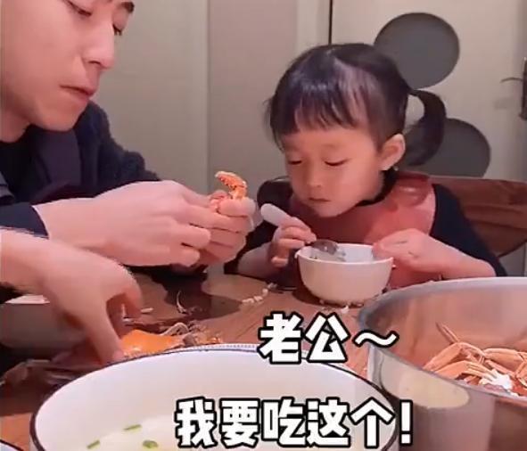 实力|妈妈抢爸爸的饭菜吃,女儿“实力护爹”,网友:都是别人家的女儿