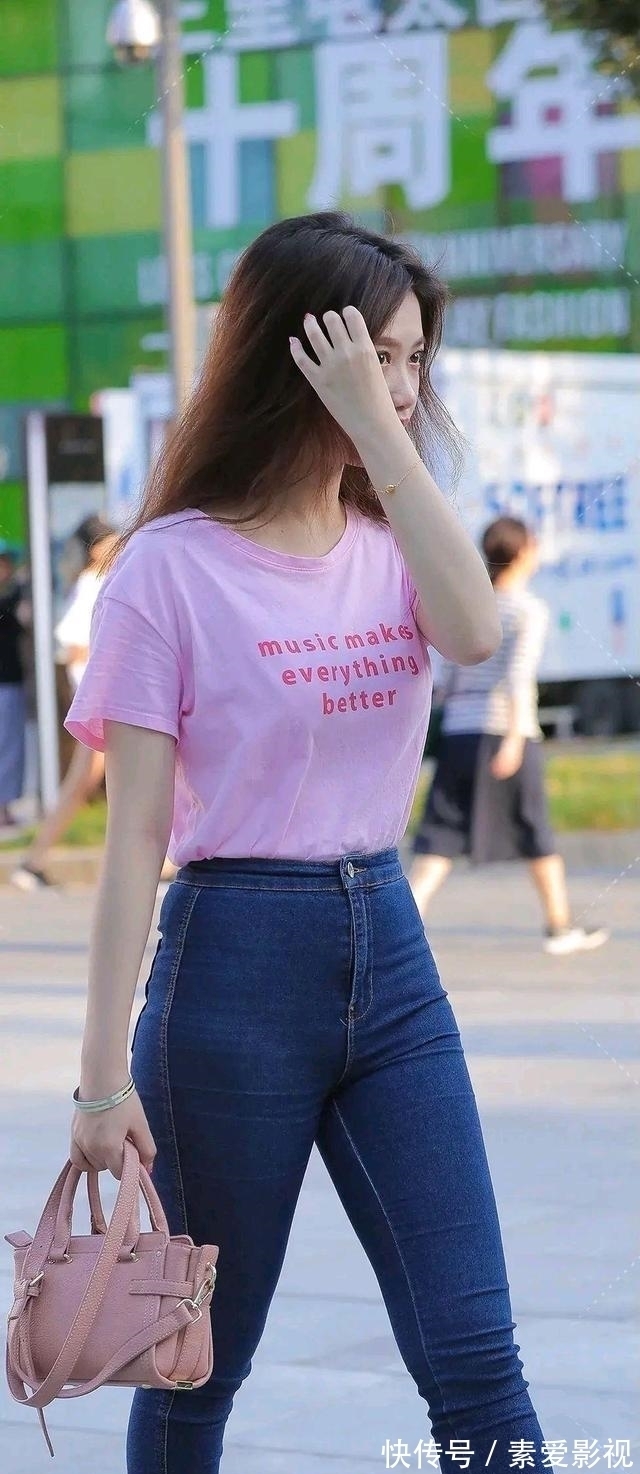 搭配 打底裤的穿着展现女性曼妙气质显得格外有气质,洋气精致