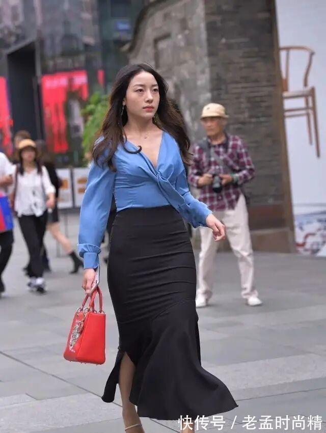 美女|腿型修长的连衣裙美女,不装嫩不显老,简约休闲