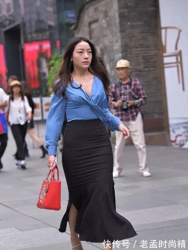 美女|腿型修长的连衣裙美女，不装嫩不显老，简约休闲