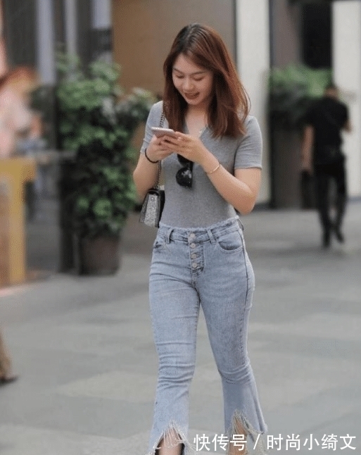 牛仔裤|薄款绒衣搭配开脚牛仔裤,初秋穿搭,时尚又保暖