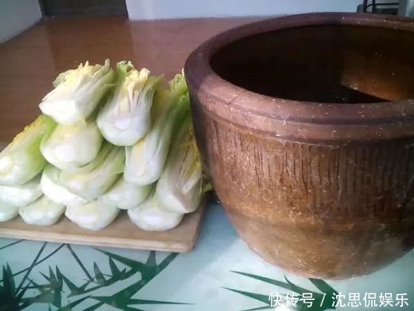  腌制酸菜|腌酸菜只放盐是大错特错的，多加这3步，酸爽美味，放一年都不坏