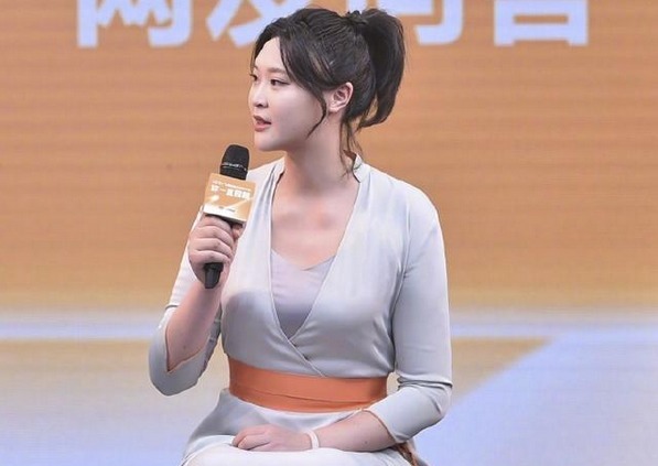 银灰色|惠若琪产后亮相!银灰色长裙+平底鞋,身材发福后颜值气质仍在线