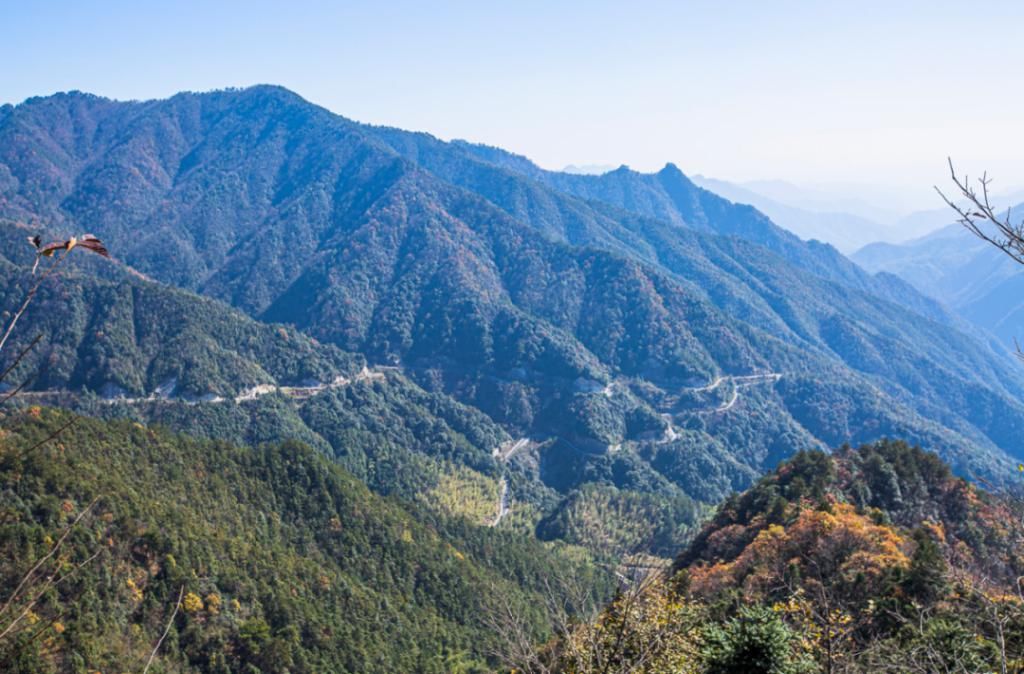 层峦|徽州3条自驾天路，串起了古徽州一半的美景，一路穿丘陵越层峦......