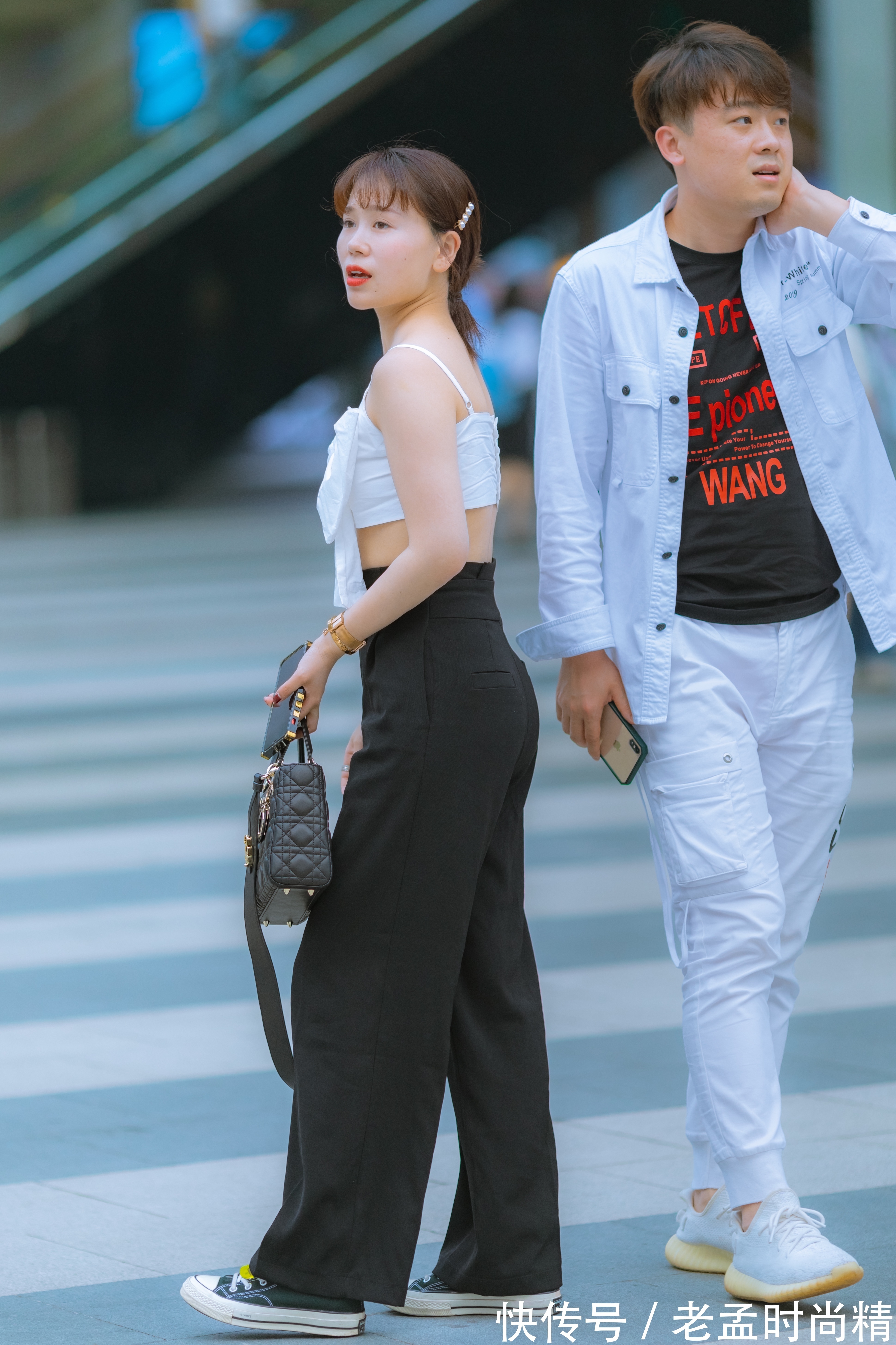 百搭 街拍|穿百搭白色上装的女生干净素雅又时尚