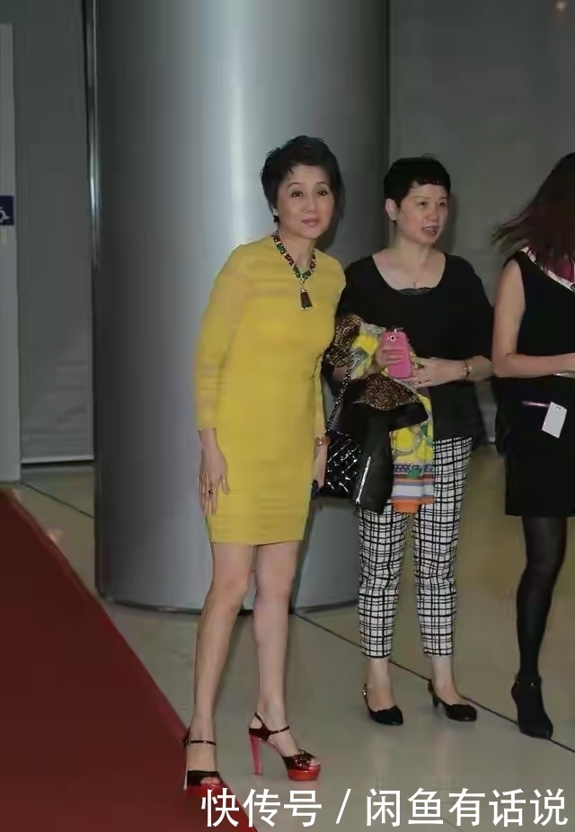 玫紫色|梁安琪到底是豪门阔太，一般阿姨不敢试的玫紫色，照样穿出贵妇范