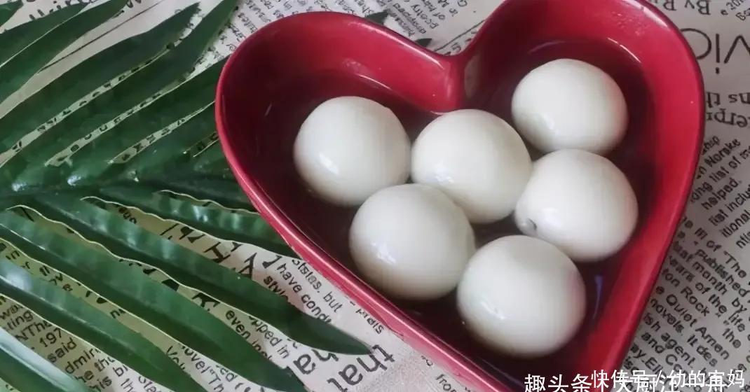 汤圆扔进滚烫的油锅里,瞬间变美食,头一次见这做法,好吃又解馋
