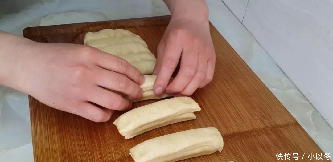 鸡蛋|1个鸡蛋,1袋牛奶,不用一滴水,在家自制小油条,比小麻花还好吃